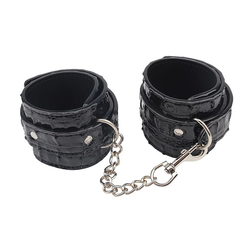 Чёрные поножи на карабине Chisa Surrender Ankle Restraints CN-632198772