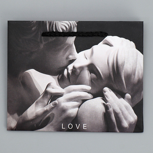 Маленький чёрно-белый бумажный подарочный пакет Сима-Ленд «Love» 4725250 (15×12×5,5 см)