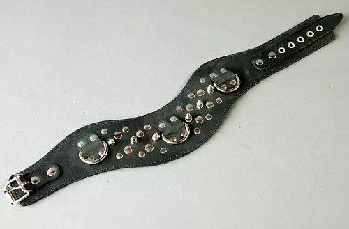 Чёрный ошейник на кожаной подкладке, украшенный шипами Подиум Р292