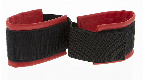 Черные полиуретановые манжеты с красным подкладом для фиксации рук вместе Blush Novelties Bound Together Wrist Restraints 520034
