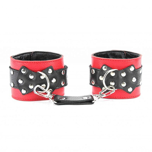 Красные наручи с чёрными проклёпанными ремешками с пряжкой БДСМ арсенал 51013ars