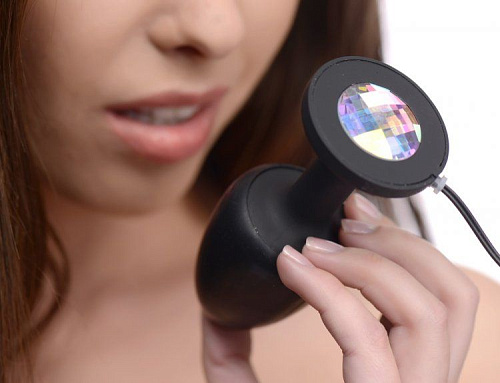 Анальная чёрная пробка со стразом в основании и вибрацией XR Brands Gem Accented AD436 (11,4 см)