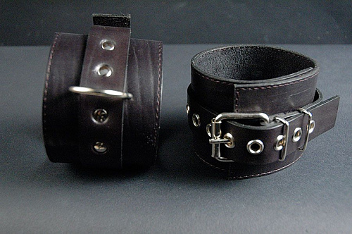 Оковы для ног с застежкой, ремешком и одним сварным кольцом Beastly 10111-1B