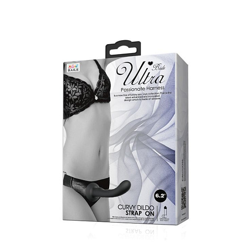 Страпон с изогнутой головкой чёрного цвета Baile Ultra Harness Curvy Dildo BW-022053-0801 (15,8 см)