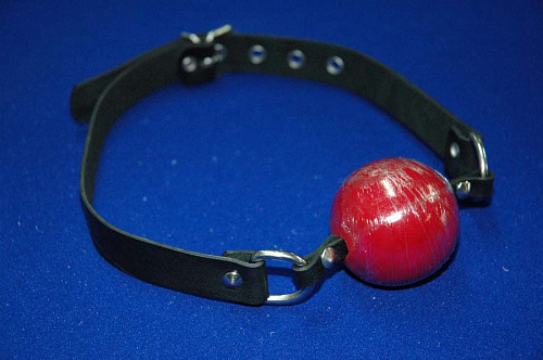 Красный кляп-шар на чёрных кожаных ремешках Beastly «Замолчи» 10801R