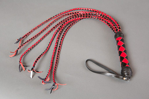 Красно-чёрная плеть-многохвостка из лакированной кожи Подиум Р1103 (80 см)