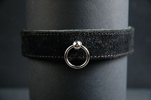 Чёрный узкий замшевый ошейник с застежкой-пряжкой и кольцом Beastly 10336