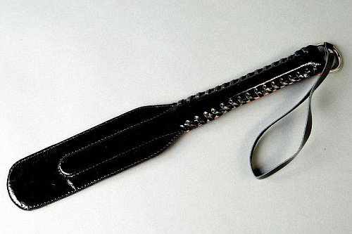 Красно-чёрная хлопушка из лакированной кожи Подиум Р1603