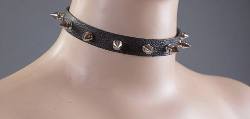 Чёрный узкий декорированный шипами ошейник без подкладки Подиум Р221-Б