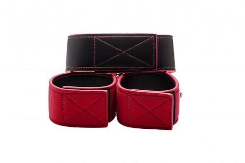 Чёрно-красный двусторонний ошейник с наручниками Reversible Collar and Wrist Cuffs Shots Media BV OU187RED