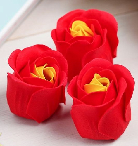 Красные мыльные розочки в шкатулке-сердце Сима-Ленд «Скрываю очевидное» 4669477 (3 шт)