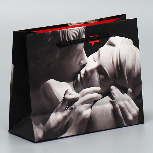 Маленький чёрно-белый бумажный подарочный пакет Сима-Ленд «Love» 4725250 (15×12×5,5 см)
