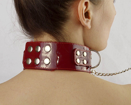 Бордовый лаковый ошейник с заклепками и цепочкой Sitabella 5024-220