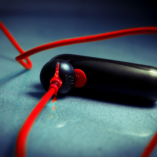 Красное зарядное устройство для вибраторов Fun Factory USB Magnetic Charger  1020103