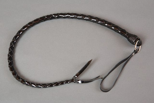 Чёрная лаковая однохвостая плеть Подиум Р1932 (100 см)