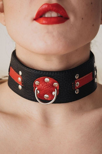 Чёрно-красный ошейник с клёпками БДСМ арсенал 55004