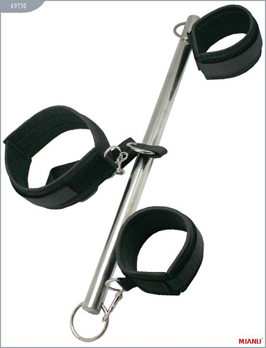 Металлическая распорка с чёрными неопреновыми наручниками и ошейником MJANU 69730