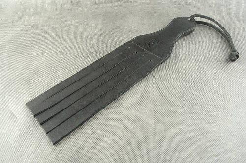 Черная шлёпалка Beastly «Пятерня» 10532 (34 см)