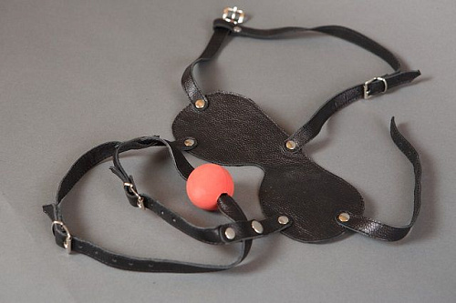 Чёрная маска-сбруя с кляпом-шаром Подиум Р320
