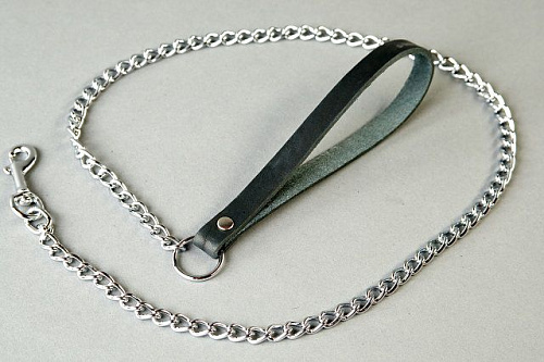 Серебристый поводок на чёрной кожаной ручке Подиум Р04