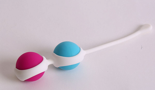 Голубой и розовый вагинальные шарики с белой петелькой для извлечения White Label 47172-MM