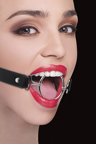 Расширяющий кляп с чёрными ремешками Shots Media BV Ring Gag XL OU105BLK