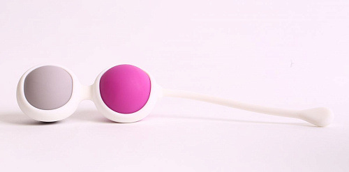 Серые с розовым вагинальные шарики разного веса в белом держателе White Label 47174-MM