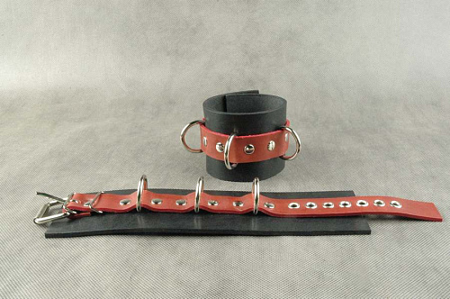 Чёрные с красным не подшитые наручи с 3 сварными D-кольцами Beastly 10017-BR