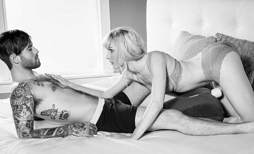 Чёрная малая вельветовая подушка для любви с отверстием под массажёр Liberator R-Axis Magic Wand 15125545