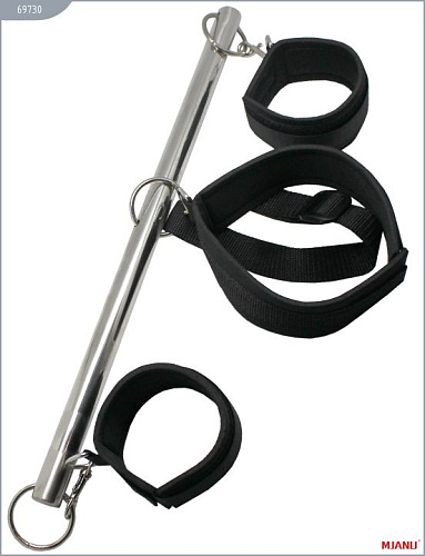 Металлическая распорка с чёрными неопреновыми наручниками и ошейником MJANU 69730